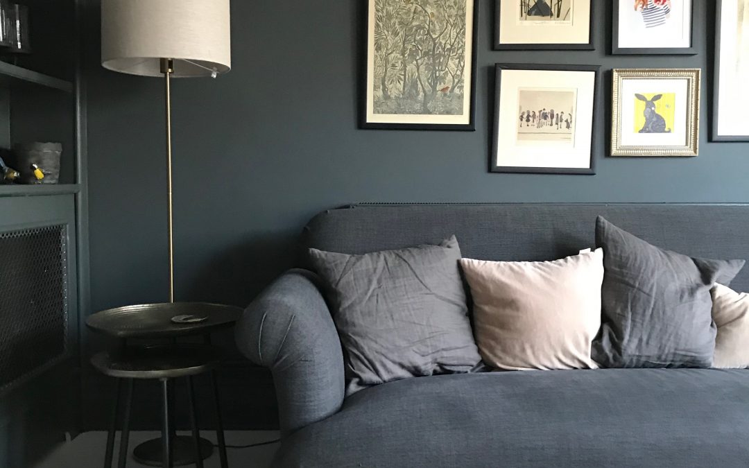 How to easily arrange sofa cushions